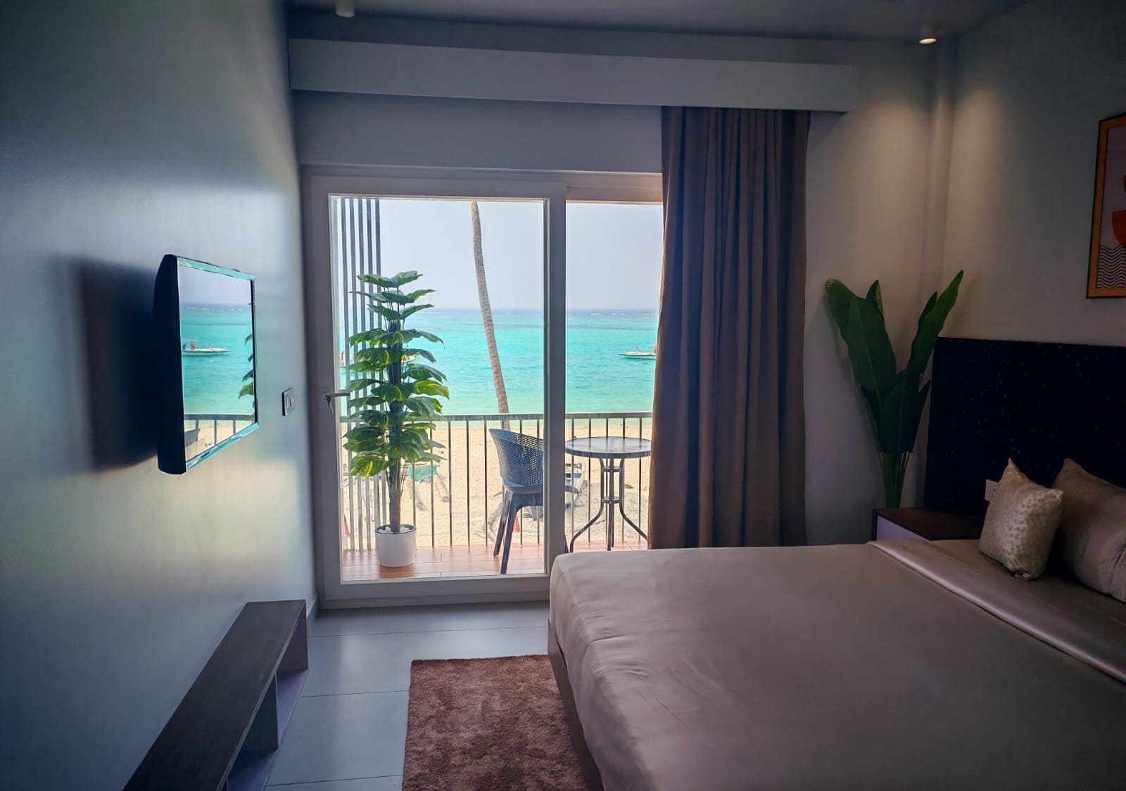 Deluxe Room, Balcony, Sea View | WiFi (free), bed sheets