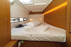 A compact bedroom with a single bed, a skylight, and a small window. - Excess 11 - First Sight (Skradin)