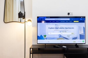Ein Laptop, der eine Immobilien-Website mit Suchfeld und Navigationsmöglichkeiten zeigt.