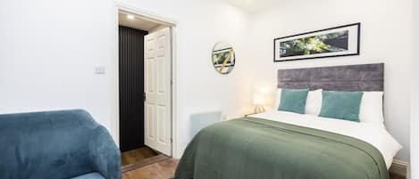 Iron/ironing board, WiFi, bed sheets