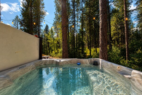 Outdoor spa tub - New Listing-Hot Tub-Propane Grill and Fire Pit-Sleeps 4 (Leavenworth)