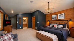 Room - New Listing-Hot Tub-Propane Grill and Fire Pit-Sleeps 4 (Leavenworth)