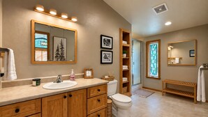 Bathroom - New Listing-Hot Tub-Propane Grill and Fire Pit-Sleeps 4 (Leavenworth)