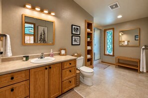 Bathroom - New Listing-Hot Tub-Propane Grill and Fire Pit-Sleeps 4 (Leavenworth)