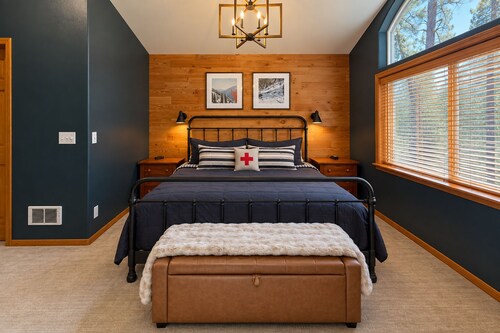 New Listing-Hot Tub-Propane Grill and Fire Pit-Sleeps 4