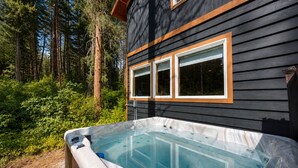Outdoor spa tub - New Listing-Hot Tub-Propane Grill and Fire Pit-Sleeps 4 (Leavenworth)