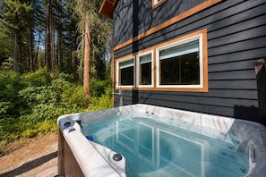Outdoor spa tub - New Listing-Hot Tub-Propane Grill and Fire Pit-Sleeps 4 (Leavenworth)