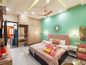 A bedroom with a bed, wardrobe, bedside tables, and a ceiling fan. - Eden Villa (Kharar)