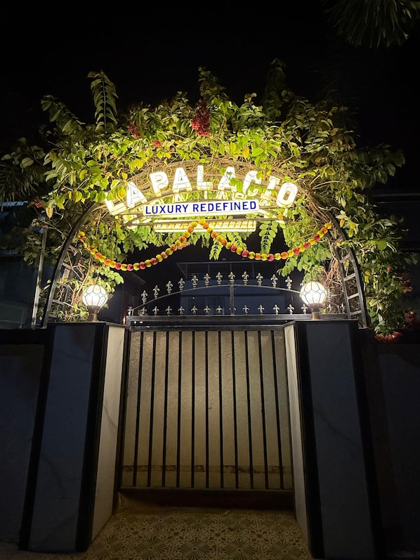 A gated entrance with a sign that reads 'PALACE LUXURY REDEFINED.' - La Palacio; 3-bedroom bungalow with Swimming pool (Chilhar)