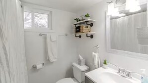 Bathroom - Located Historic Downtown Danville Charming 2-bedroom, 1-bathroom cozy cottage (Danville)