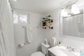 Secadora de cabello, toallas, jabón, papel de baño 