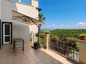 Outdoor dining - LA TERRAZZA (Grotte di Castro)