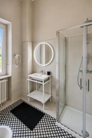 Camera Rossa | Bathroom - LA TERRAZZA (Grotte di Castro)