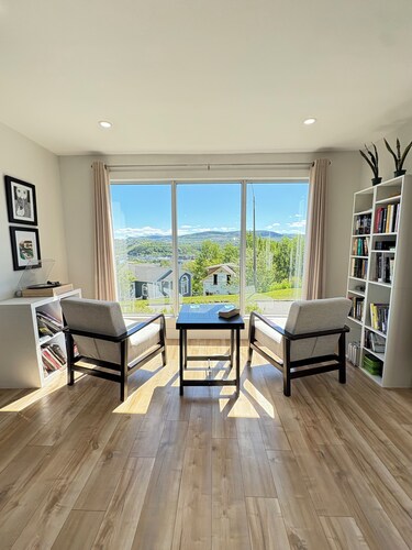 Bright & Modern 3-Bedroom Home with Breathtaking Panoramic City/Mountain views