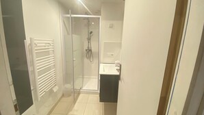 Bathroom - Vrbo Property (Saint-Hilaire-de-Riez)