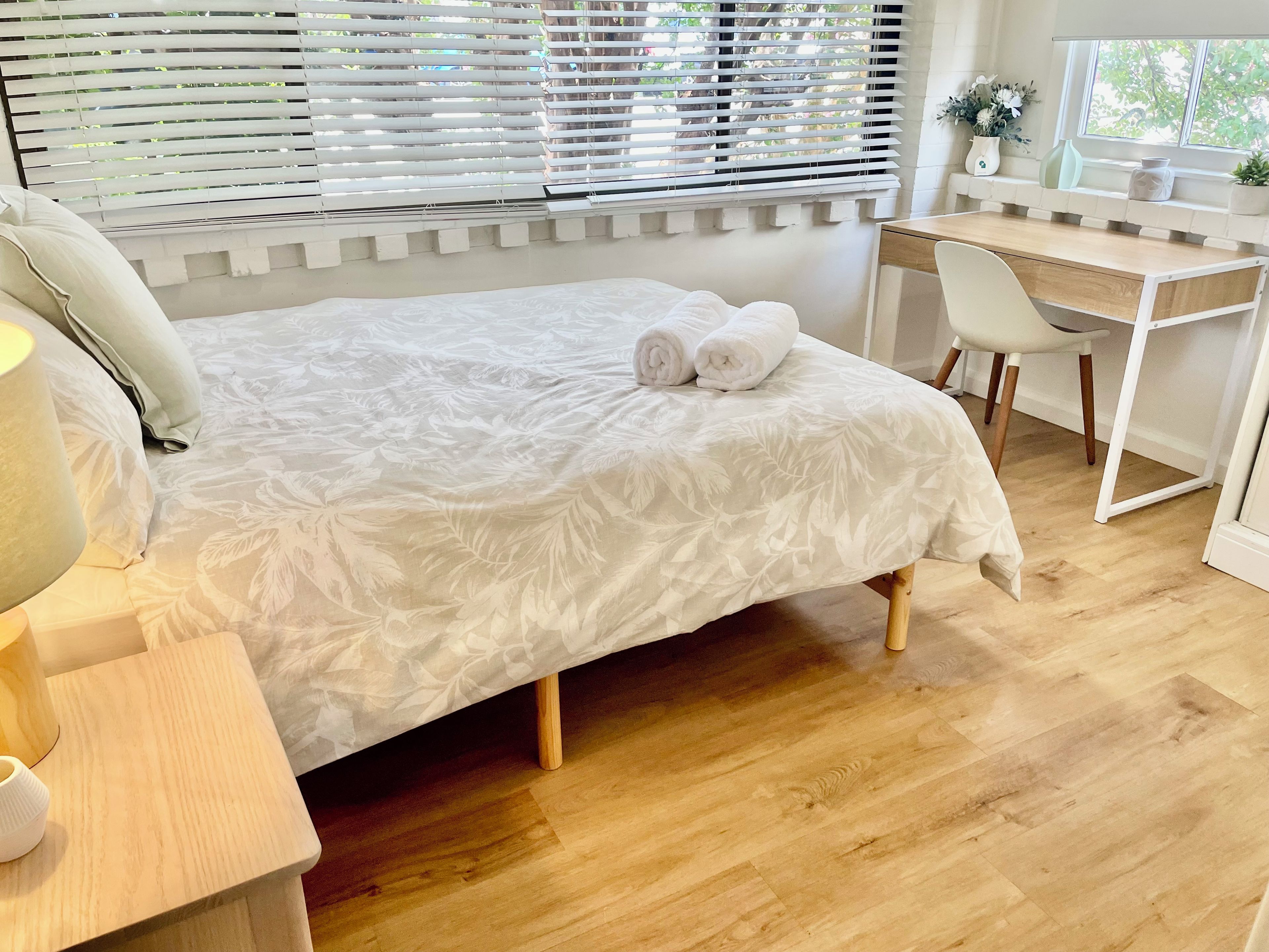 Ein Schlafzimmer mit einem Bett, einem Schreibtisch und einem Stuhl.