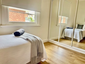 3 bedrooms, desk, iron/ironing board, free WiFi - Comfortable 3 bedroom house in Wallsend (Wallsend)