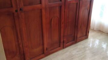 Un'armadio in legno con diverse ante e maniglie.
