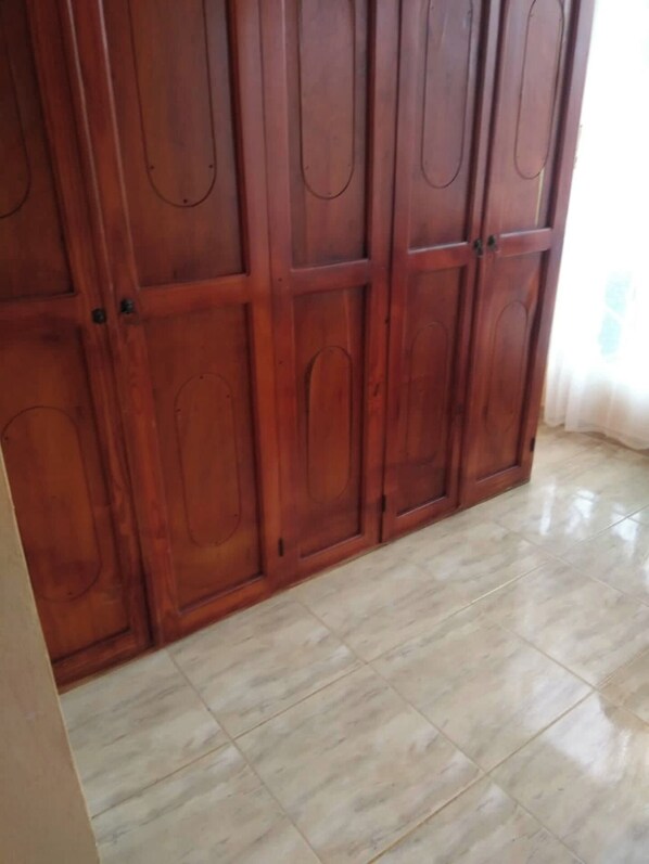 Une armoire en bois dotée de plusieurs portes et de poignées.