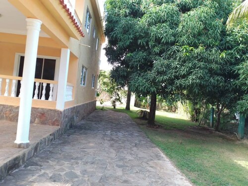 4-bed. villa with ocean views. Swimming pool, security, garden. Gated community.