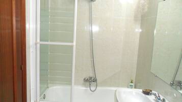 Een bidet, handdoeken, zeep, toiletpapier