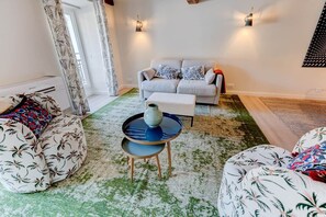 Ein Wohnzimmer mit einer Couch, einem Couchtisch und einem Teppich mit Muster.