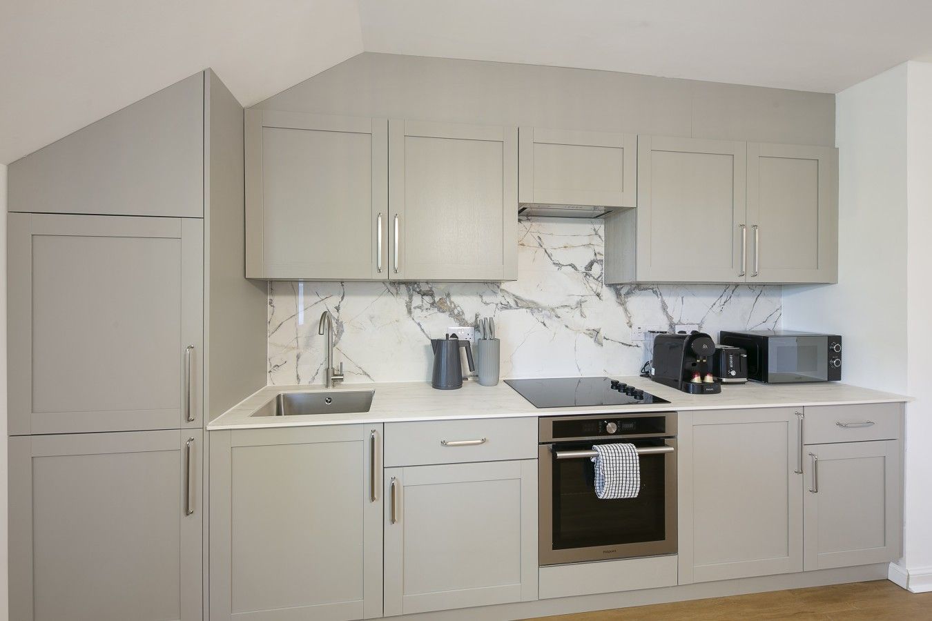 Coffee/tea maker, fridge, microwave, oven