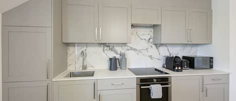 Coffee/tea maker, fridge, microwave, oven