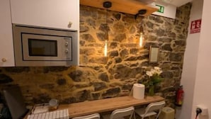 Jääkaappi, mikroaaltouuni, keittoastiat/astiat/ruokailuvälineet