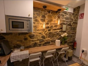 Fridge, microwave, cookware/dishes/utensils - pension casa magua mascotas (melide)