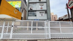 A gated entrance with a blue sign indicating building number 99. - SHB - Central Shopping 2 min Praia (Santos)