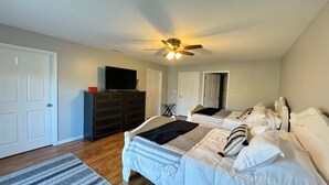 Iron/ironing board, WiFi, bed sheets - Ultimate Country Home Near Lake Shelbyville! (Findlay)