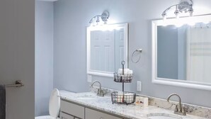 Shower, hair dryer, towels, soap - Ultimate Country Home Near Lake Shelbyville! (Findlay)