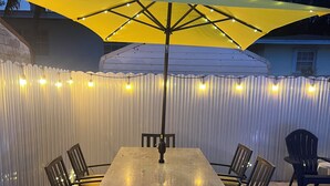 Outdoor dining - Spacious 3 floor, 5-bedroom house in the heart of North Miami Beach (North Miami Beach)