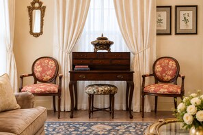 Living area - Avery's Room at Keystone | Downtown Savannah (Savannah)