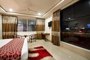 Habitación Confort, balcón, vistas a la ciudad | Escritorio, espacio para trabajar con un portátil, wifi gratis