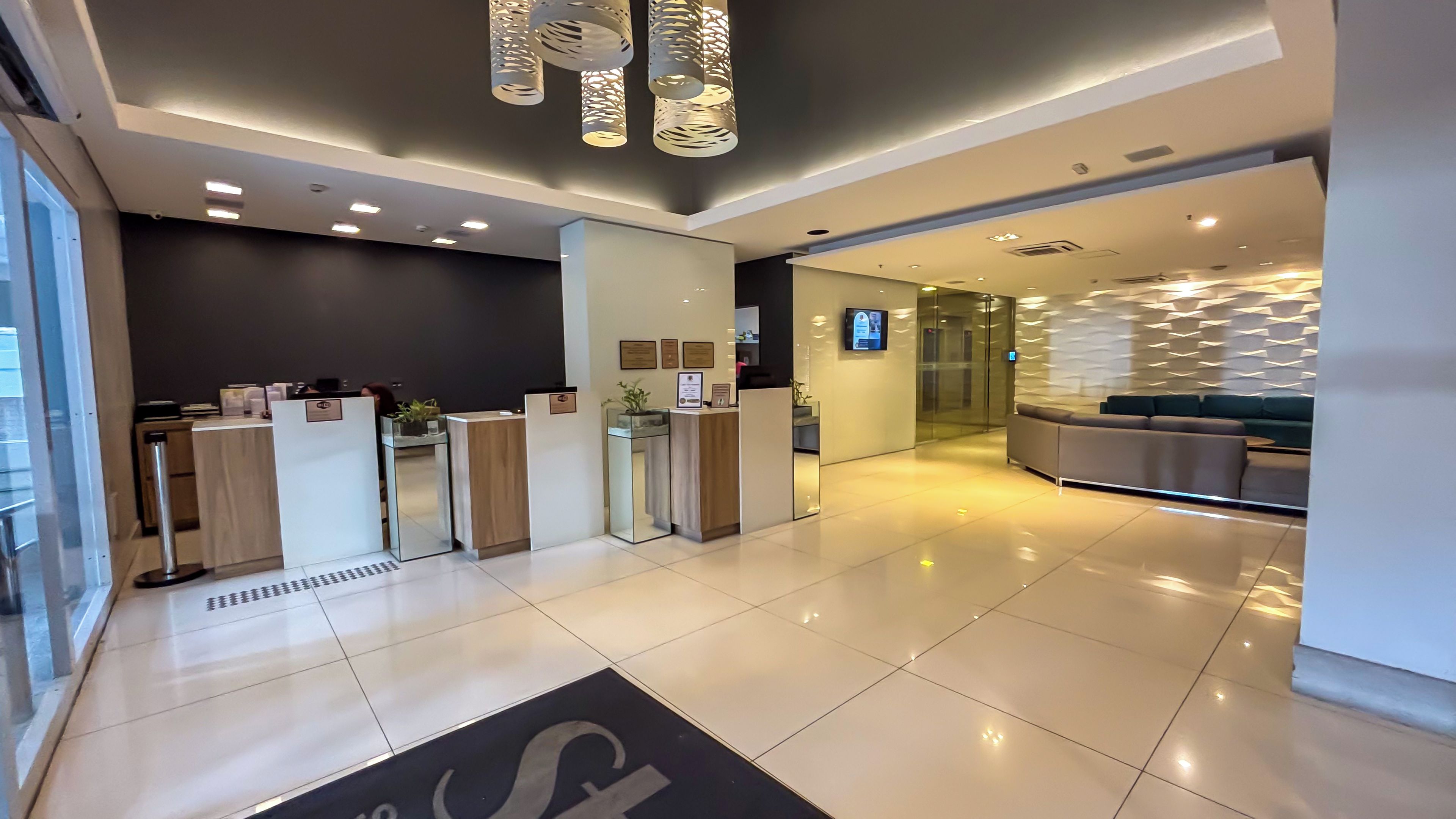 Apartamento luxo, vista parcial para o mar | Saguão