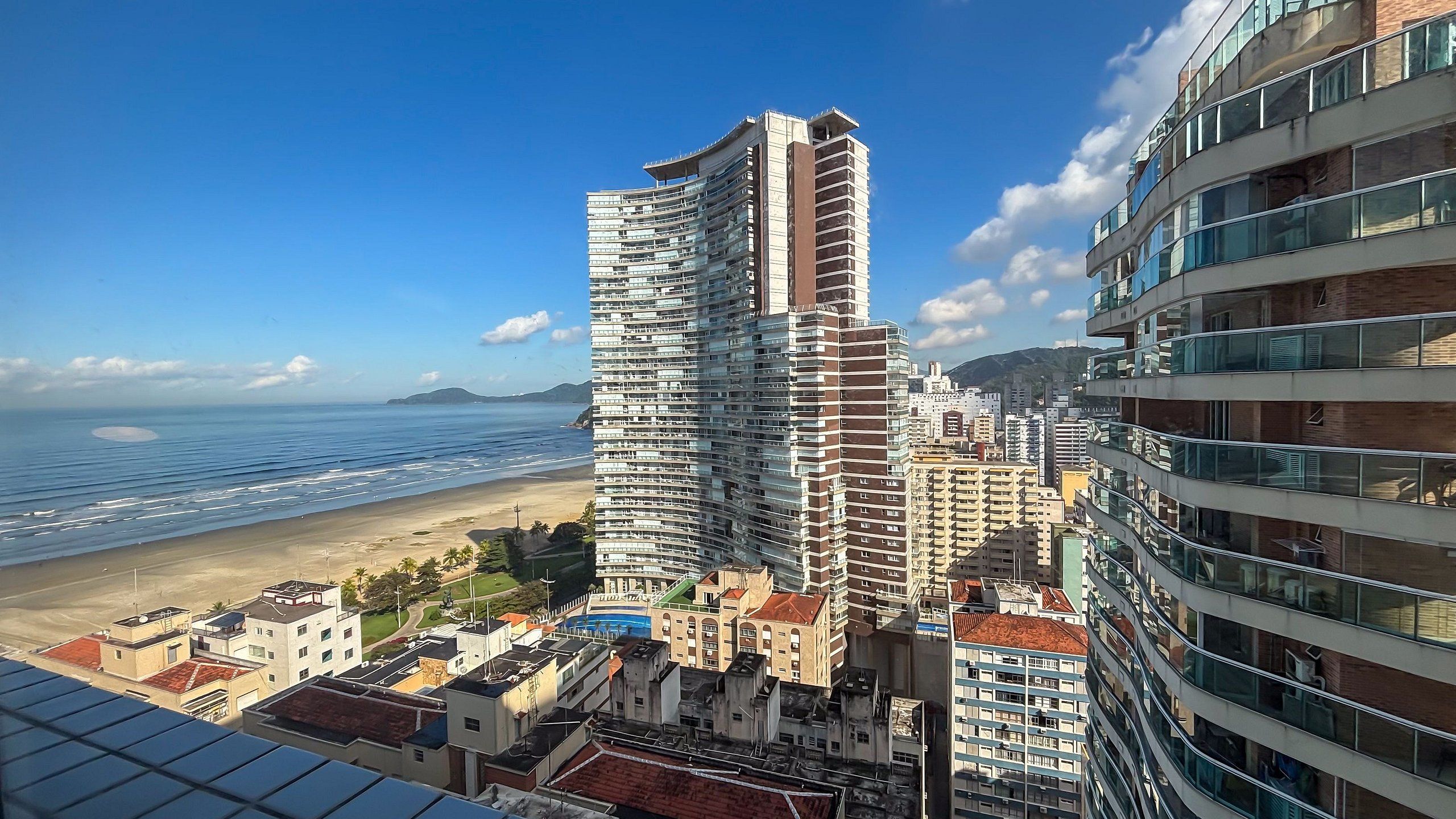 A high-rise building with a view of the beach and ocean.