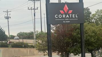 Letrero de Coratel Inn by Jasper, con logotipo y nombre.
