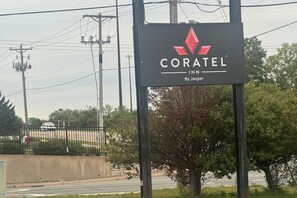 Placa de identificação do Coratel Inn by Jasper, com logotipo e nome.