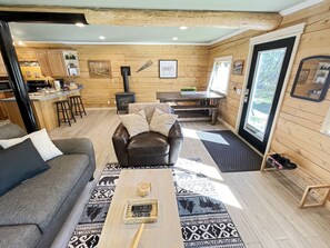 Living area - Moose Meadow Cabin in secluded area close to town! (Wasilla)