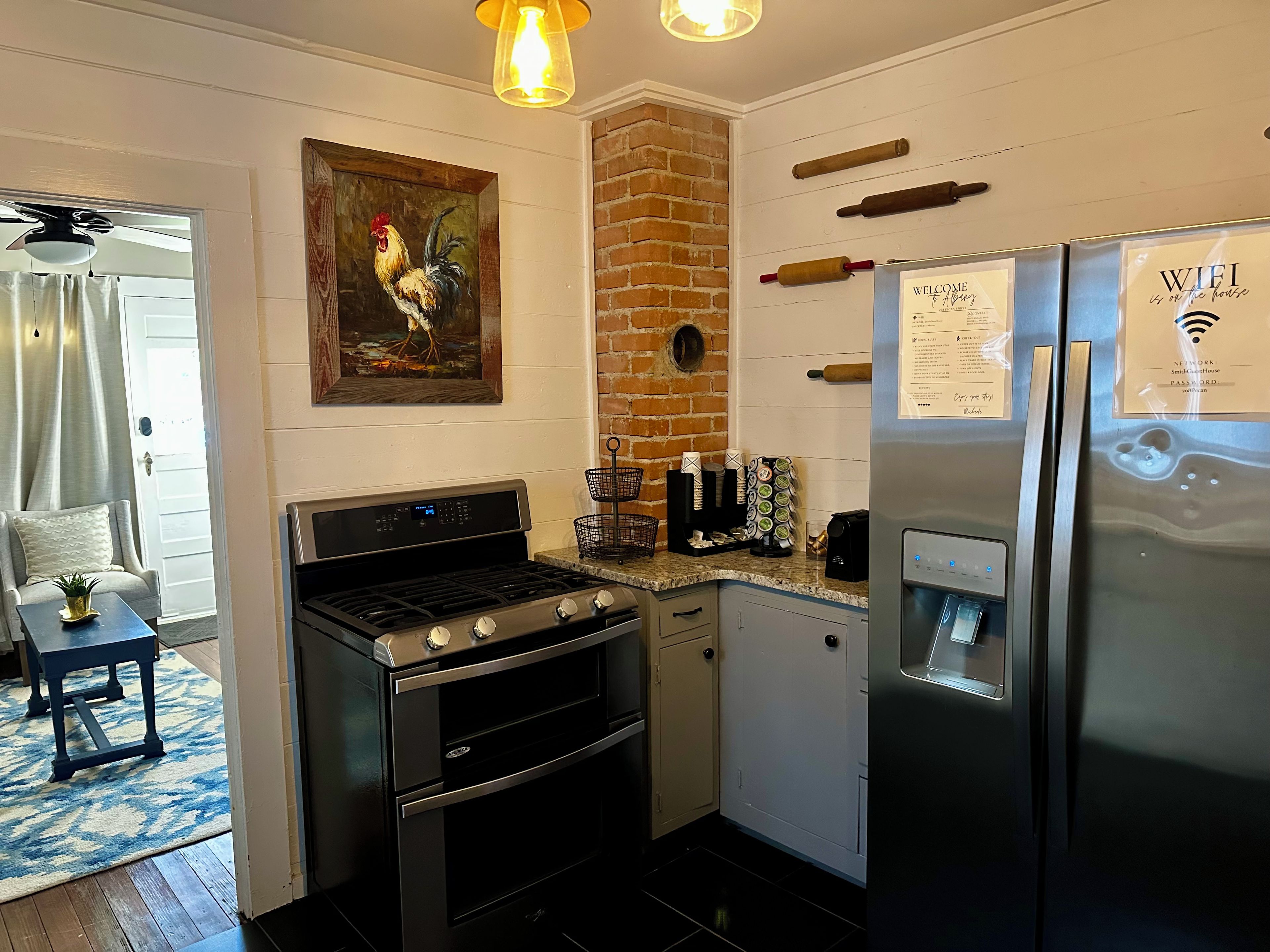 Cocina compacta con estufa, horno, refrigerador y cafetera.