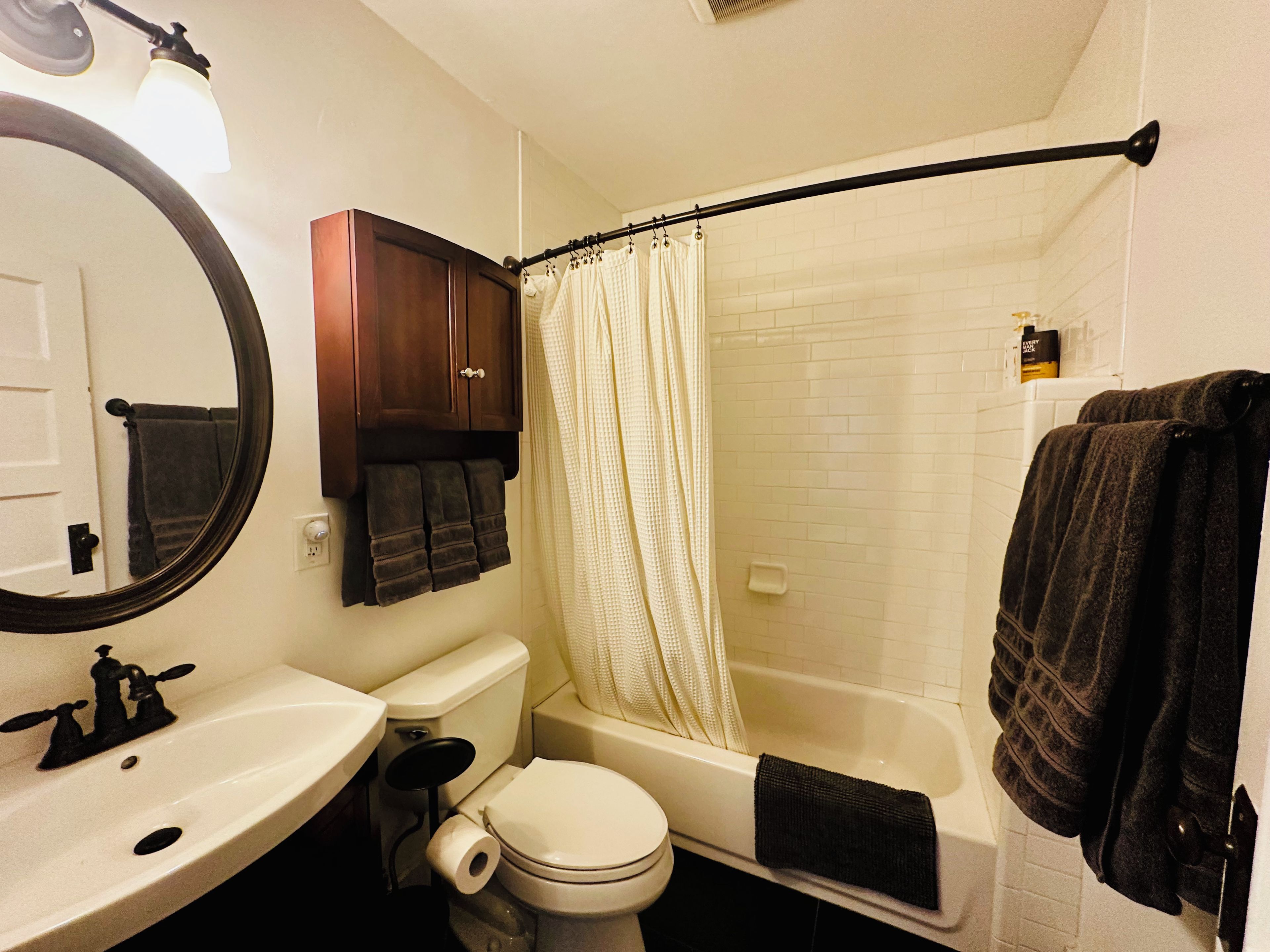Un baño con inodoro, lavamanos y bañera.