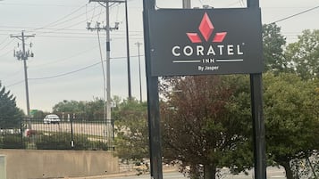 Letrero de Coratel Inn by Jasper, con logotipo y nombre.