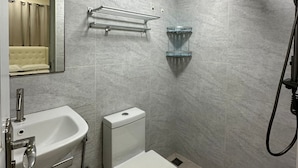 Ein Badezimmer mit Toilette, Waschbecken und Dusche.