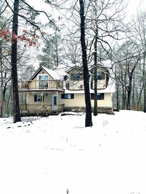 A two-story house with a balcony, surrounded by trees and covered in snow. - Carter Creek Retreat - Ride to trails! (Mena)