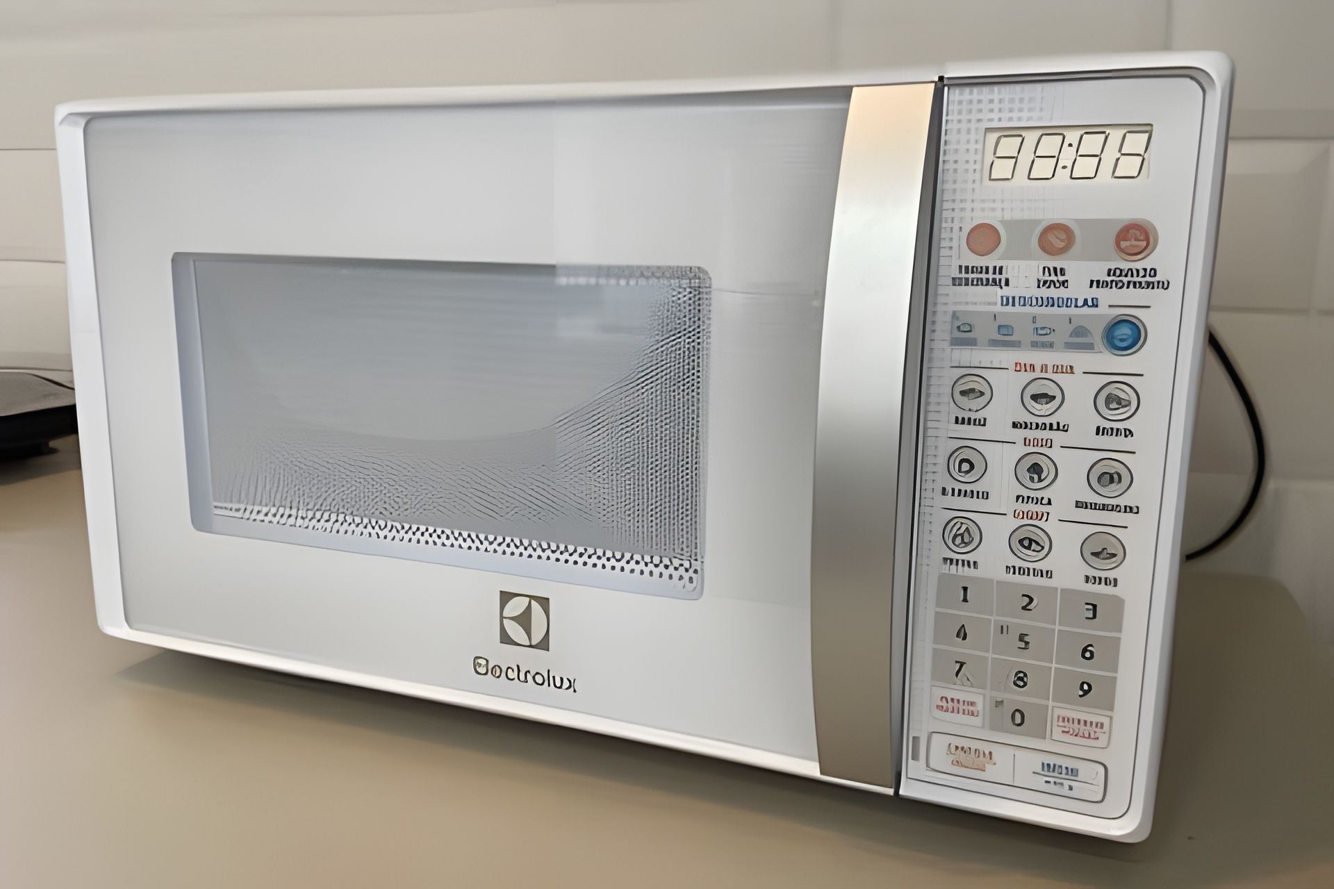 Um micro-ondas branco com visor digital e painel numérico.