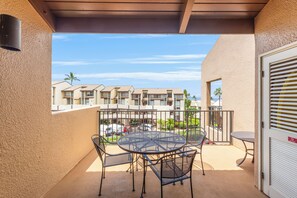 Outdoor dining - Kamaole Sands Top Floor 2BR Loft, Ocean View, Mountain View, Beach & Resort Pool (Kihei)
