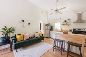 Una cocina moderna con una isla integrada, un refrigerador y una estufa.