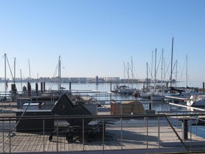 Un port de plaisance avec des bateaux amarrés et une vue dégagée sur l’eau.